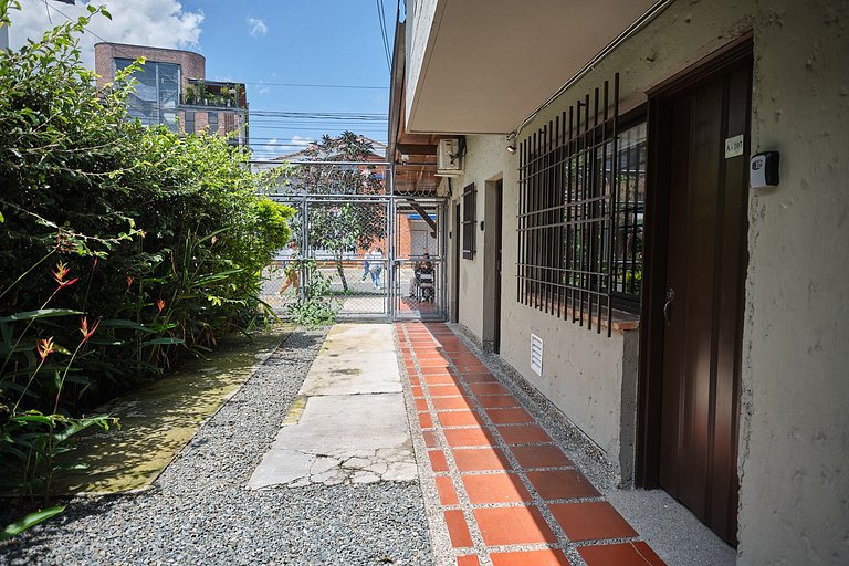 Poblado , apto A107 económico, cerca al metro