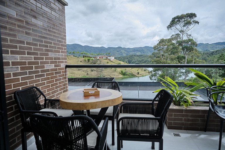 Vista al Lago – Muelle y Zona Urbana