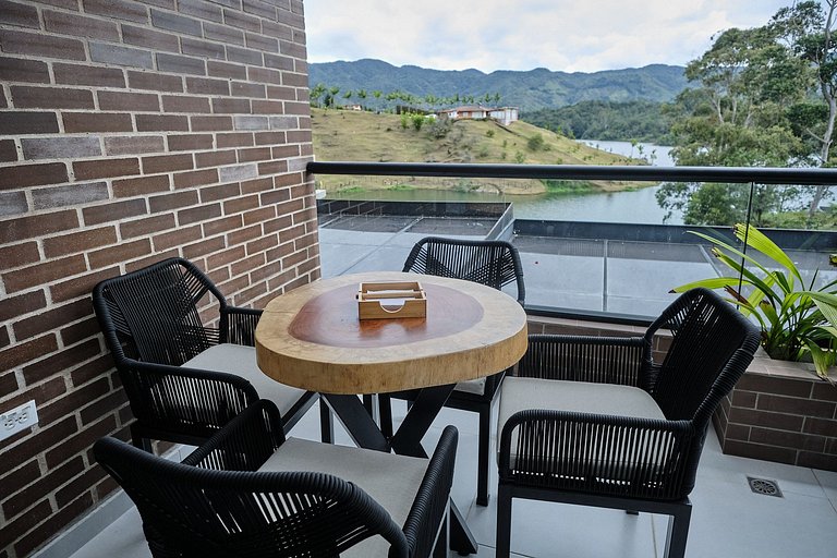 Vista al Lago – Muelle y Zona Urbana