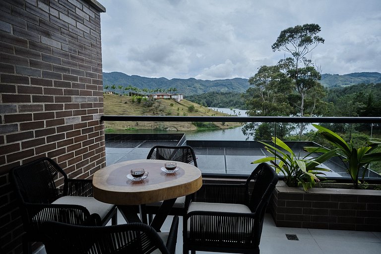 Vista al Lago – Muelle y Zona Urbana