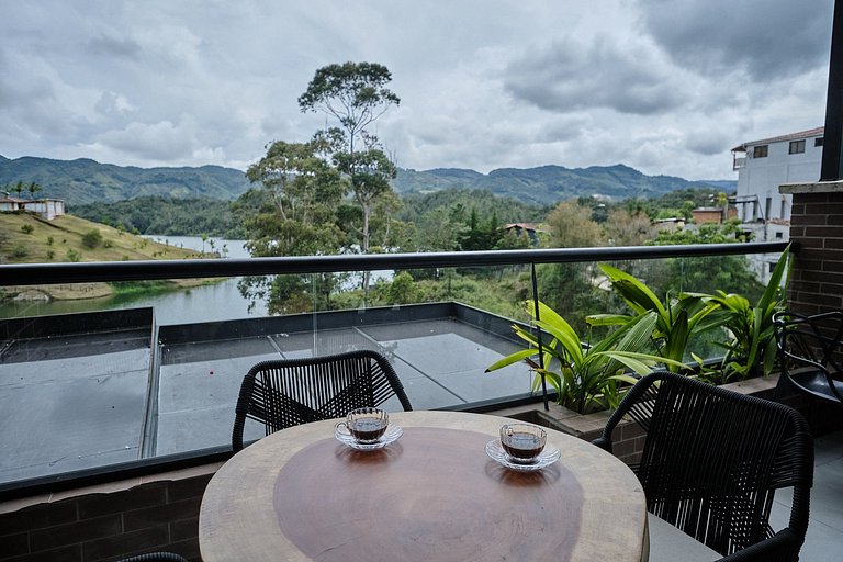 Vista al Lago – Muelle y Zona Urbana