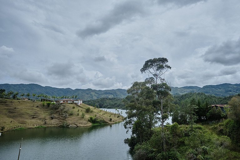 Vista al Lago – Muelle y Zona Urbana