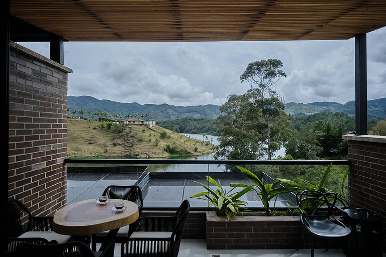 Vista al Lago – Muelle y Zona Urbana