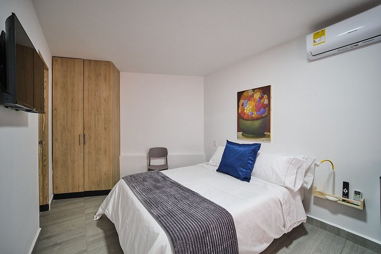 Laureles | Business Suite · AC + WiFi Blue 106